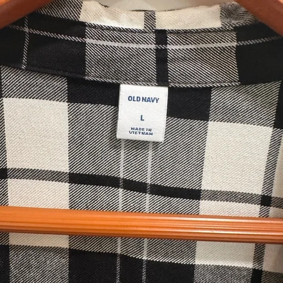Old Navy Black and White Checkered Men's Shirt - Picture 3 of 3